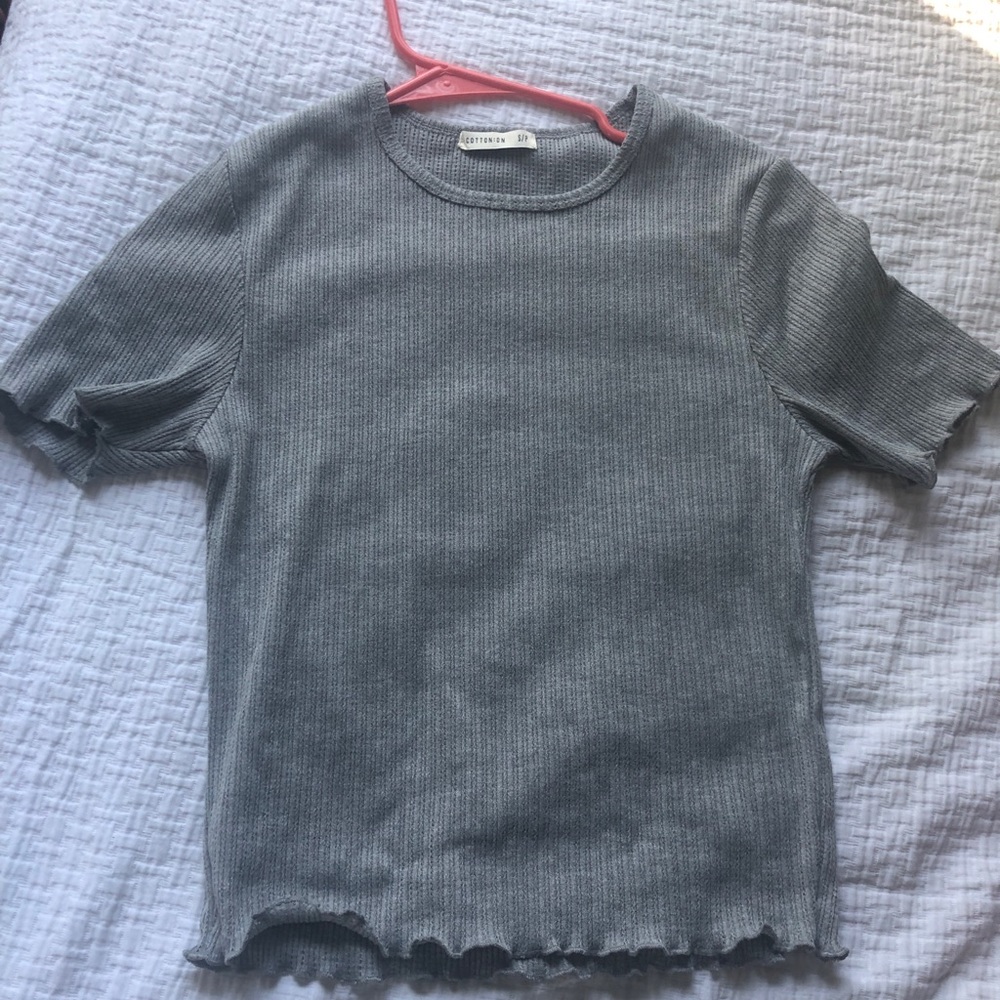 Gray Tight-Fitted Short-Sleeved Shirt